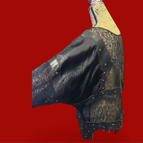 121 - Unique Top - Picture 7 of 10